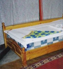 Bett in der Jurte im Tourist-Camp